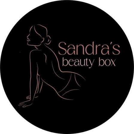 Das Logo von Sandra's Beauty Box zeigt eine Frau in Silhouette, die anmutig sitzt, eine Hand auf dem Knie. Der Text 'Sandra's Beauty Box' ist prominent in Roségold dargestellt.