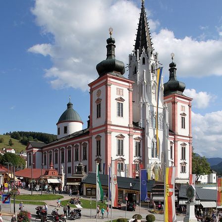 Bild enthält, City, Urban, Building, Monastery, Clock Tower, Downtown, Grass, Person, Motorcycle, Road