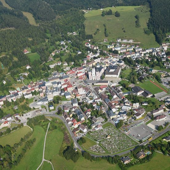 Bild enthält, Outdoors, Neighborhood, Architecture, Building, Aerial View, Cityscape, Urban, Suburb, Road, Nature