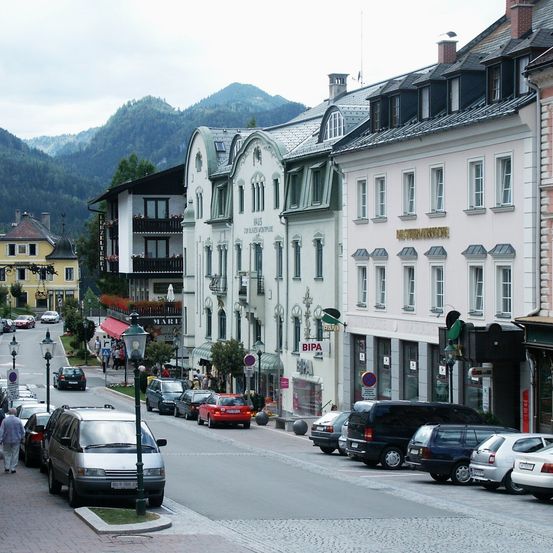 Bild enthält, Neighborhood, City, Road, Street, Urban, Metropolis, Building, Cityscape, Car, Person