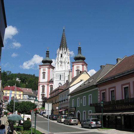 Bild enthält, Building, Spire, City, Metropolis, Urban, Neighborhood, Road, Street, Clock Tower, Monastery