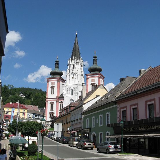 Bild enthält, Building, Spire, City, Metropolis, Urban, Neighborhood, Road, Street, Clock Tower, Monastery