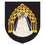 Mariazell-Logo. Eine Illustration einer gekrönten Figur, die vor einem verzierten Bogen steht, ein Buch und einen Zepter in der Hand hält und in einem weißen Gewand mit blauen Akzenten gekleidet ist.