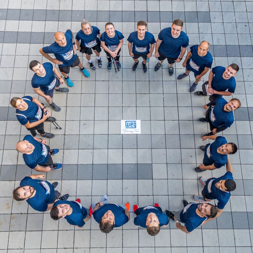 Bild enthält, People, Person, Adult, Male, Man, Boy, Teen, Shoe, Groupshot, Face