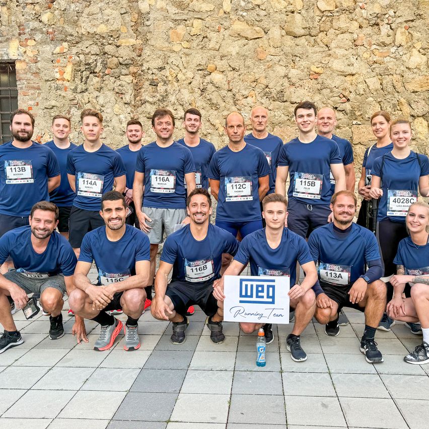 Bild enthält, People, Person, Groupshot, Shorts, Shoe, Female, Girl, Teen, Adult, Man