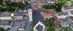 Bild enthält, Architecture, Building, Outdoors, Housing, House, Aerial View, Driveway, Suburb