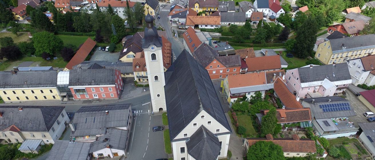 Bild enthält, Architecture, Building, Outdoors, Housing, House, Aerial View, Driveway, Suburb