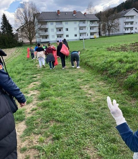 Bild enthält, Grass, Person, Walking, Glove, Outdoors, Nature, Neighborhood, Park, City, Field