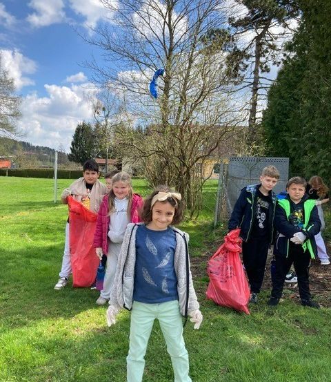 Bild enthält, Grass, Park, Boy, Male, Person, Teen, Photobombing, People, Jacket, Child