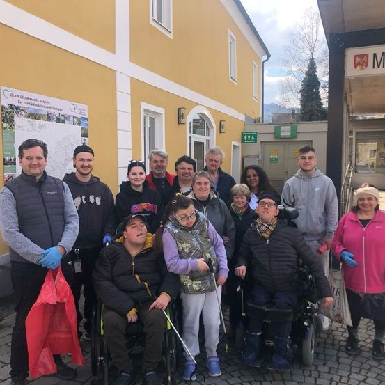 Bild enthält, People, Person, Adult, Male, Man, Jacket, Urban, Shoe, Face, Glove
