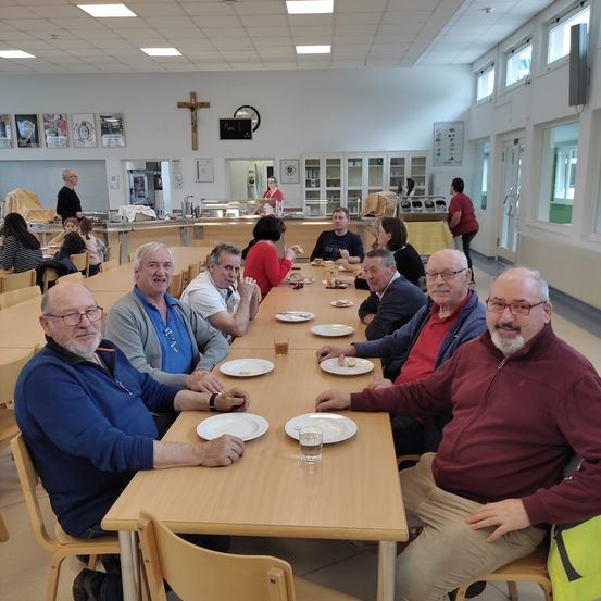 Bild enthält, Dining Room, Dining Table, Furniture, Indoors, Table, Restaurant, Cafeteria, People, Person, Cup