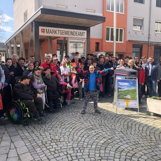 Bild enthält, Glove, College, Person, Adult, Male, Man, People, Path, Shoe, Coat