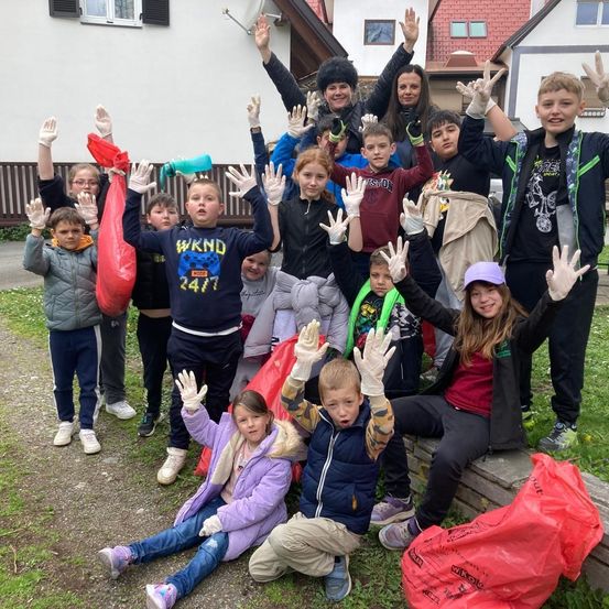 Bild enthält, Shelter, People, Person, Pants, Grass, Glove, College, Park, Boy, Male