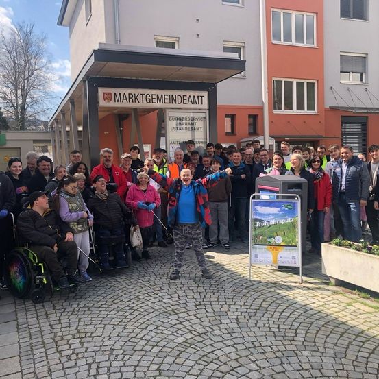 Bild enthält, College, Glove, Person, Adult, Male, Man, Shoe, Handbag, Jeans, Urban