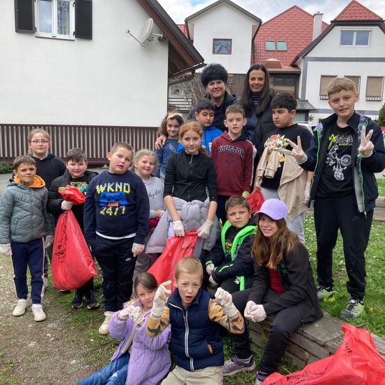 Bild enthält, Shelter, Neighborhood, Pants, People, Photography, Portrait, Coat, Jacket, Grass, Villa