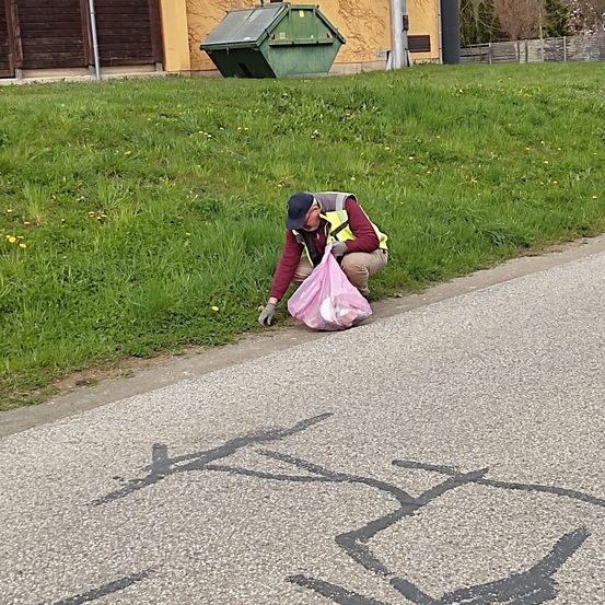 Bild enthält, Shelter, City, Road, Street, Grass, Path, Dress, Photography, Costume, Portrait