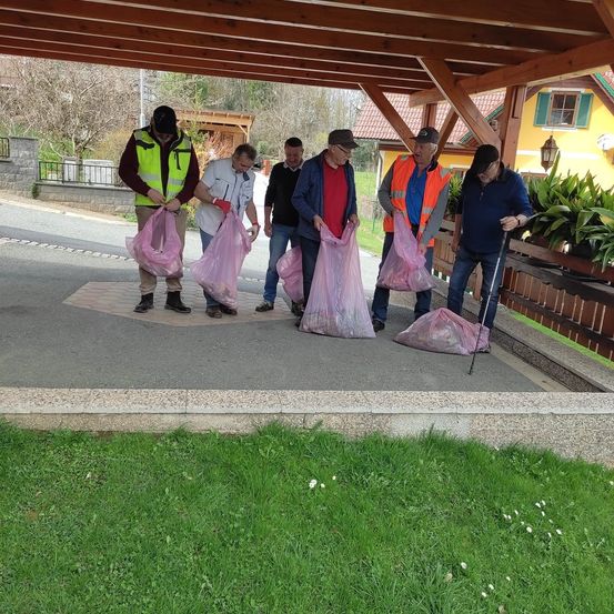 Bild enthält, Shelter, Grass, Park, Walking, Photography, Portrait, Dress, Potted Plant, Path, Street