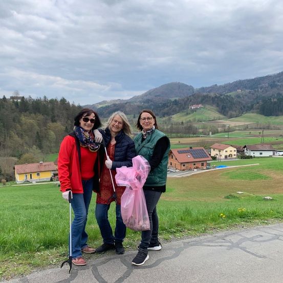 Bild enthält, Nature, Outdoors, Countryside, Glove, Rural, Shoe, Adult, Female, Person, Woman