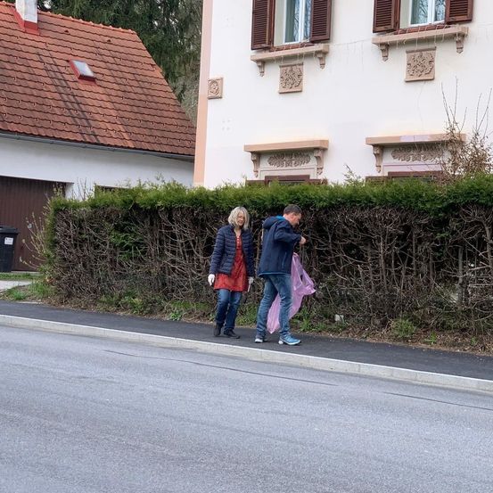 Bild enthält, Pants, Pedestrian, Person, Glove, Shoe, Coat, Walking, Hand, City, Jeans