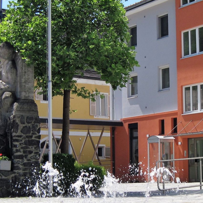 Bild enthält, Path, Walkway, Flagstone, Slate, Fountain, Water, Neighborhood, Adult, Man, Person