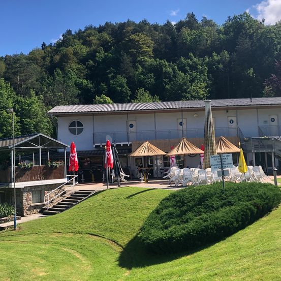 Bild enthält, Grass, Building, Outdoors, Shelter, Lawn, Nature, Person, Hotel, Countryside, Housing