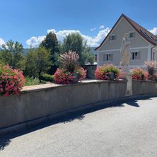 Bild enthält, Neighborhood, Suburb, Outdoors, Person, Housing, Plant, Nature, City, House, Road