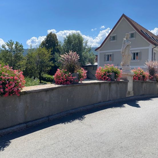 Bild enthält, Neighborhood, Suburb, Outdoors, Person, Housing, Plant, Nature, City, House, Road