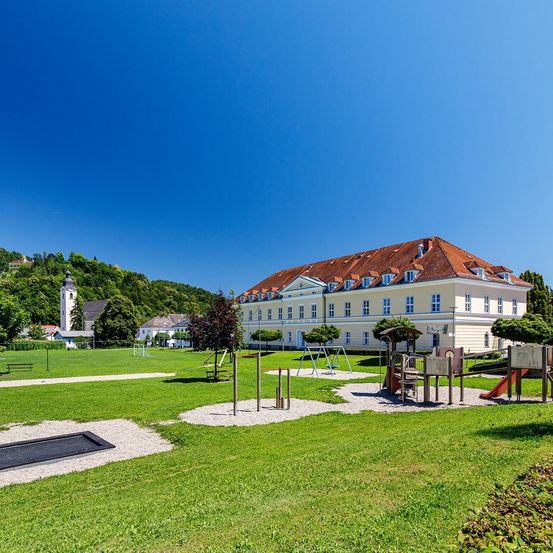 Bild enthält, Grass, Plant, Lawn, Architecture, Building, Nature, Outdoors, Scenery, Park, Neighborhood