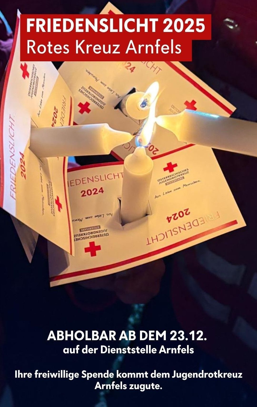 Eine Anzeige gefalteter Karten mit einem roten Kreuz und den Texten 'Friedenslicht 2024' und 'Friedenslicht 2023' mit brennenden Kerzen darin.