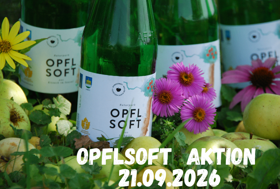 Nahaufnahme von grünen Flaschen mit der Aufschrift 'Opfl Soft' mit Blumen und Äpfeln im Hintergrund, die eine Veranstaltung am 21.09.2026 bewerben.