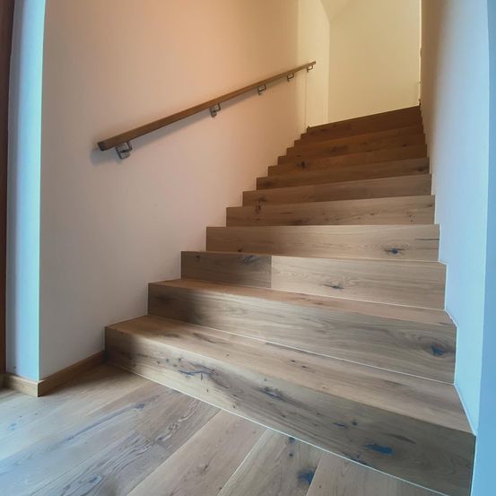 Bild enthält, Hardwood, Stained Wood, Wood, Indoors, Interior Design, Floor, Building, House, Housing, Staircase