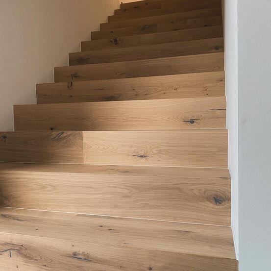 Bild enthält, Hardwood, Indoors, Interior Design, Stained Wood, Wood, Floor