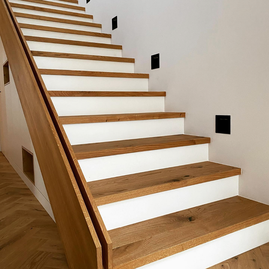 Bild enthält, Hardwood, Wood, Building, House, Housing, Staircase, Stained Wood, Indoors, Interior Design, Screw