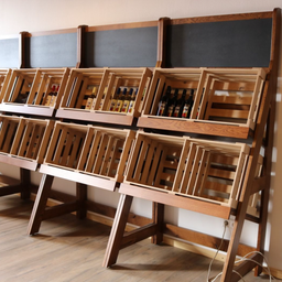 Bild enthält, Wood, Crib, Furniture, Alcohol, Beverage, Liquor, Wine, Interior Design, Hardwood, Wine Cellar