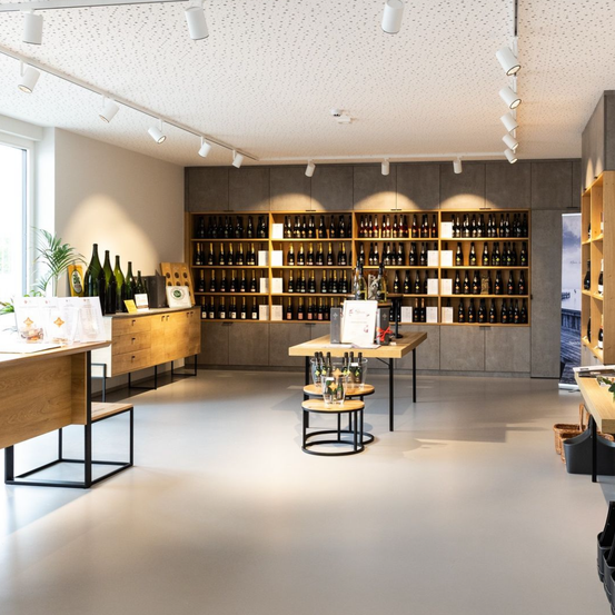 Bild enthält, Alcohol, Beverage, Liquor, Wine, Wine Cellar, Architecture, Building, Lamp, Car, Vehicle