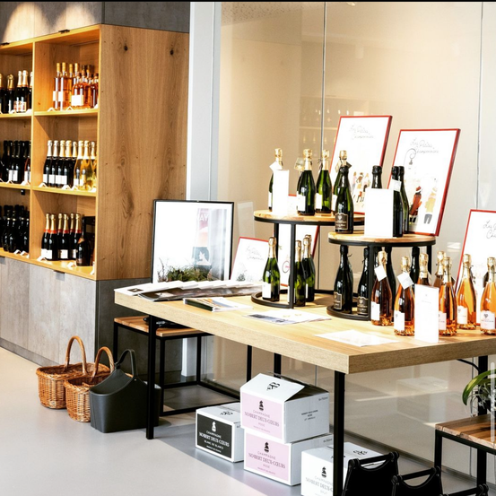 Bild enthält, Bottle, Alcohol, Beverage, Liquor, Wine, Wine Bottle, Box, Shelf, Table, Handbag