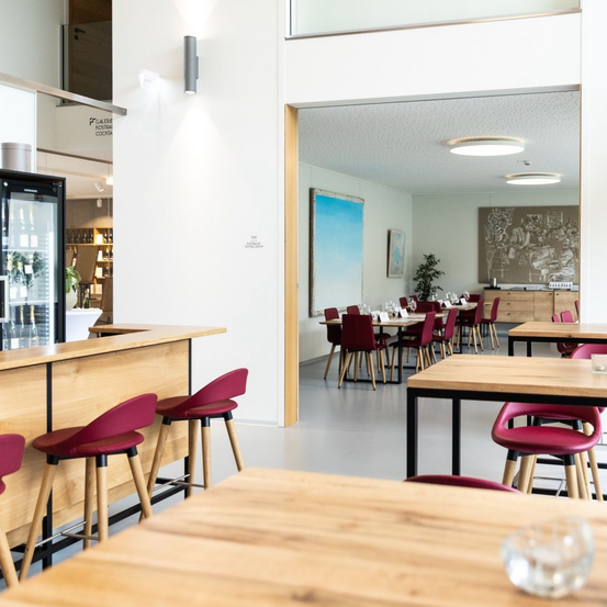 Bild enthält, Indoors, Restaurant, Cafeteria, Cafe, Interior Design, Dining Table, Furniture, Table, Wood, Dining Room