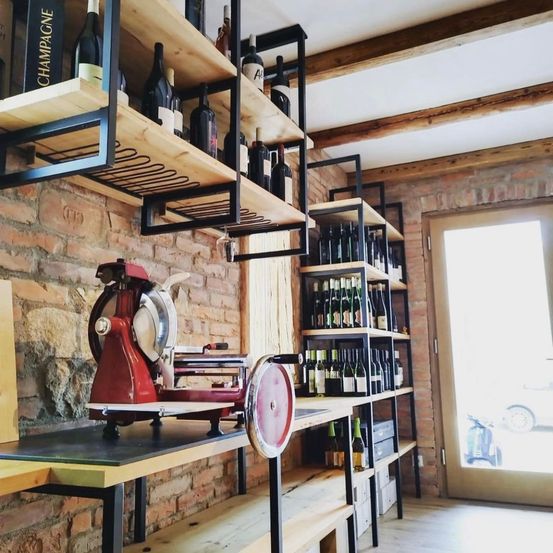 Bild enthält, Wood, Indoors, Interior Design, Alcohol, Beverage, Machine, Wheel, Liquor, Wine