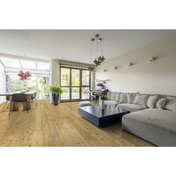 Bild enthält, Interior Design, Home Decor, Furniture, Table, Floor, Couch, Living Room, Coffee Table, Wood Panels, Flooring