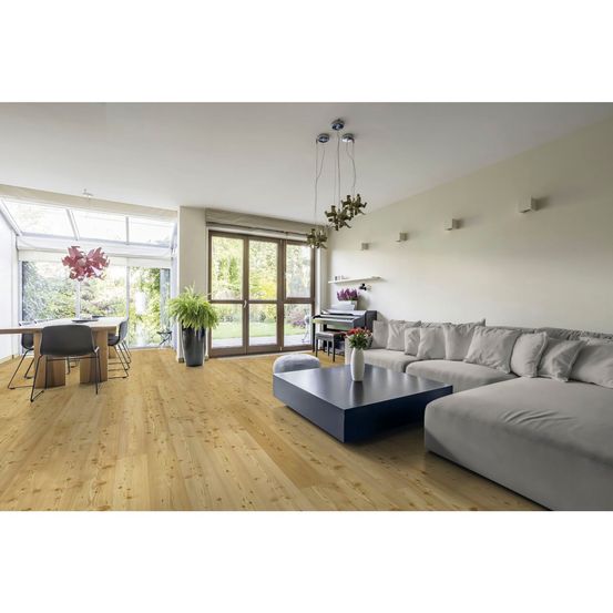 Bild enthält, Interior Design, Home Decor, Furniture, Table, Floor, Couch, Living Room, Coffee Table, Wood Panels, Flooring