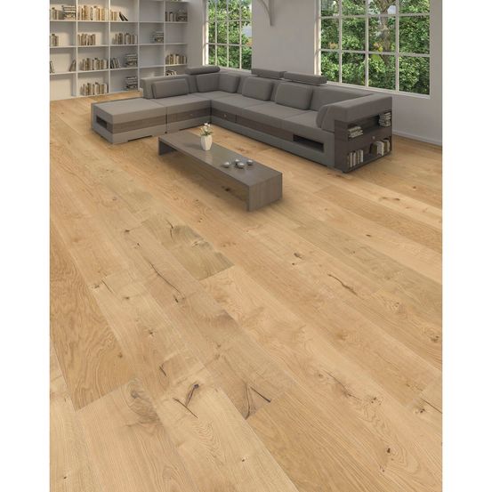 Bild enthält, Floor, Flooring, Interior Design, Wood, Hardwood, Couch, Furniture, Table, Wood Panels, Coffee Table