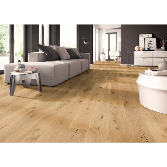 Bild enthält, Floor, Flooring, Interior Design, Wood, Hardwood, Coffee Table, Furniture, Table, Wood Panels, Home Decor