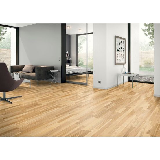 Bild enthält, Floor, Flooring, Indoors, Interior Design, Wood, Hardwood, Wood Panels, Furniture, Living Room, Table