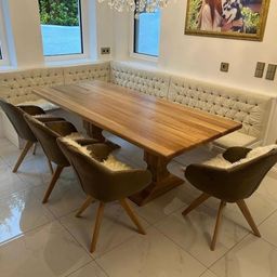 Bild enthält, Furniture, Table, Tabletop, Wood, Hardwood, Stained Wood, Floor, Indoors, Interior Design, Chair