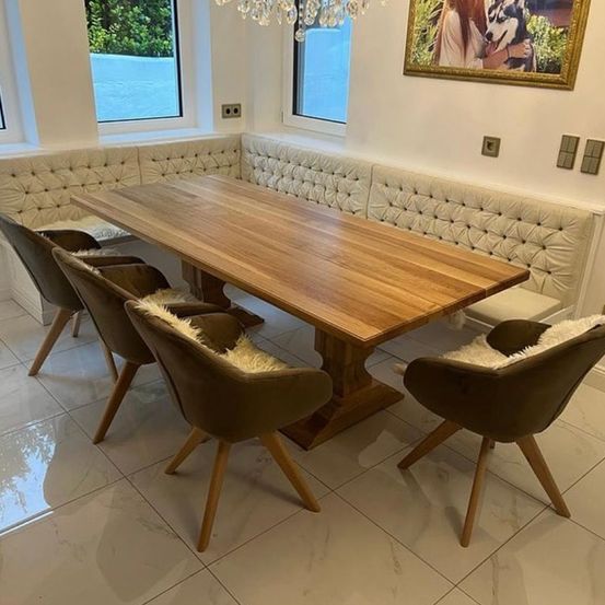 Bild enthält, Furniture, Table, Tabletop, Wood, Hardwood, Stained Wood, Floor, Indoors, Interior Design, Chair