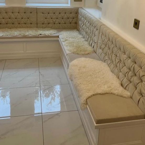 Bild enthält, Floor, Flooring, Couch, Furniture, Home Decor, Indoors, Interior Design