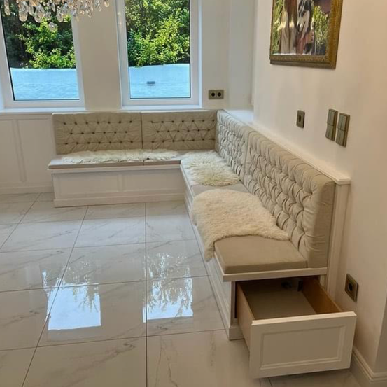 Bild enthält, Floor, Indoors, Interior Design, Architecture, Building, Foyer, Flooring