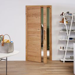 Bild enthält, Interior Design, Shelf, Door, Handbag, Wood, Floor, Flooring, Hardwood, Flower, Flower Arrangement