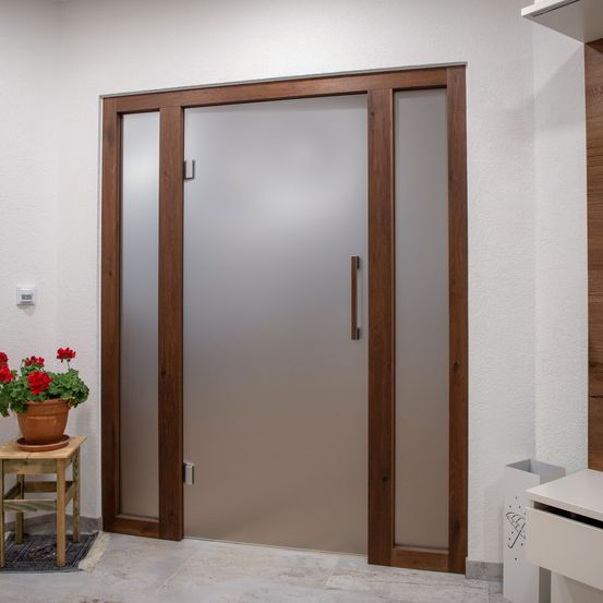 Bild enthält, Indoors, Interior Design, Door, Plant, Flower, Flower Arrangement, Sliding Door, Machine, Screw