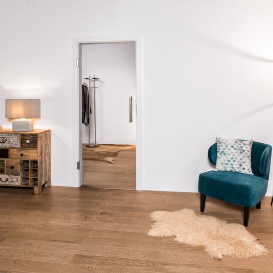 Bild enthält, Lamp, Floor, Flooring, Home Decor, Floor Lamp, Furniture, Chair, Indoors, Interior Design